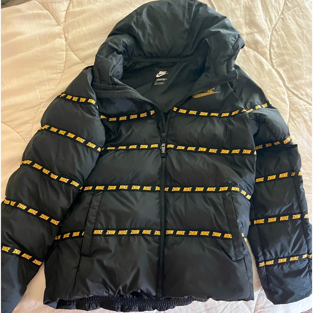Nike Sportswear Kids Down Full Zip Jacket
Metallic Gold Standard Fit Size Large